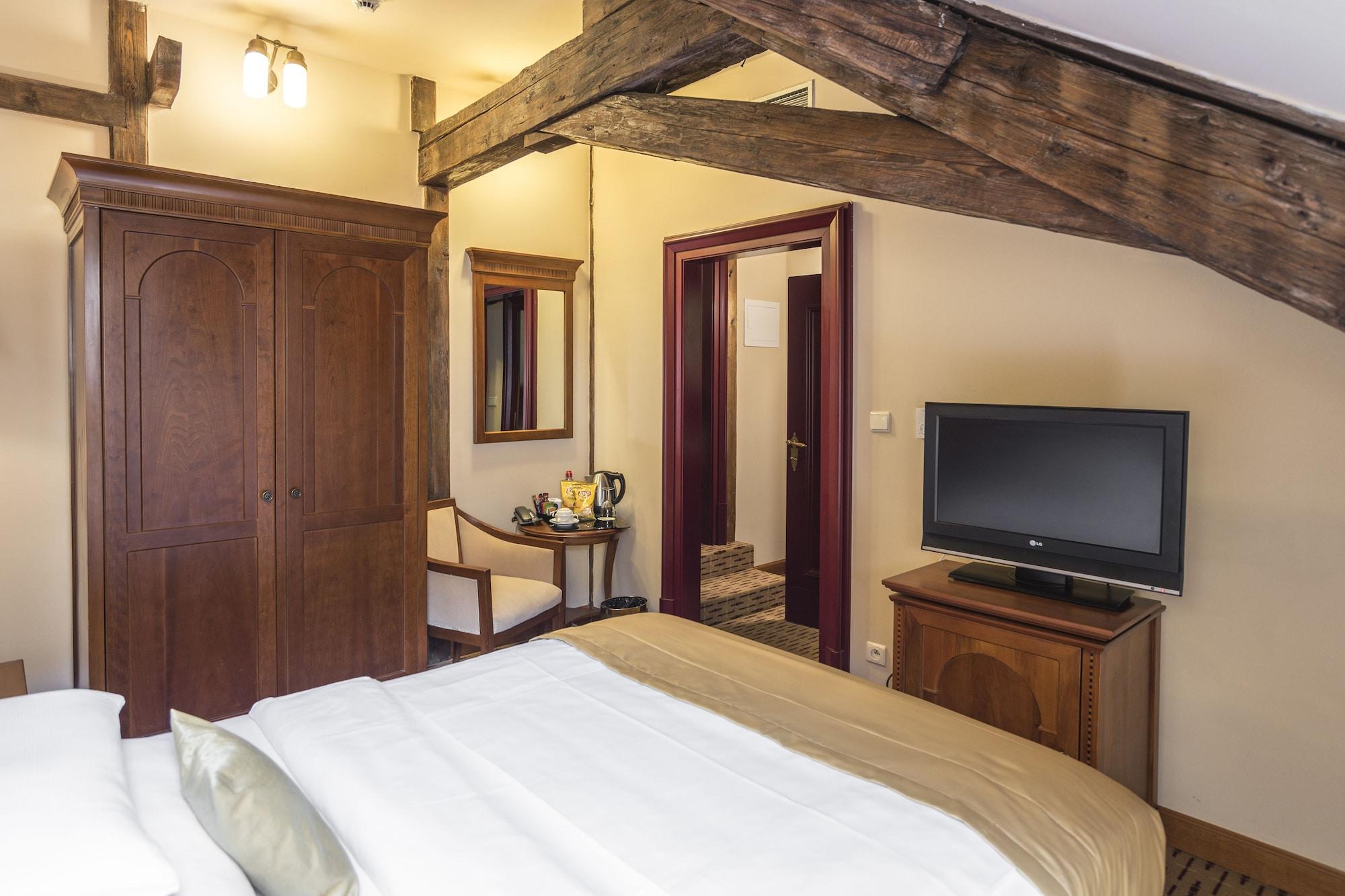 Отель Majestic Plaza 4*
